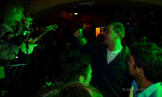 2013 Bayern Triple im Kilians 44.jpg - Die Publikumsbeschwörerin